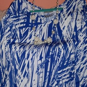 Avenue shark bite hem tunic size 30-32